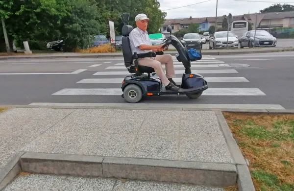   Takih in drugačnih ovir je po Novi Gorici veliko, pravi Edvard 
Mihelj.