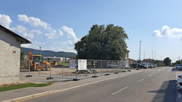 Občina je začela urejati še območje med knjižnico in stavbami KS 
in mladinskega centra, tu bo zrasel adrenalinski park, steze za 
kolesarje, igrala in še kaj.