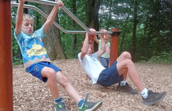 Nova orodja na trim stezi so tako kot predhodna prirejena za 
vadbo odraslih in otrok.