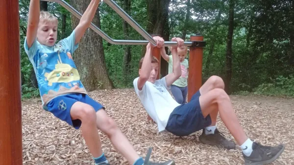 Nova orodja na trim stezi so tako kot predhodna prirejena za 
vadbo odraslih in otrok.