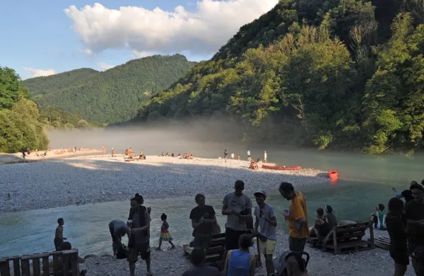 Na plaži ob idilični lokaciji sotočja Tolminke in Soče so obiskovalci 
festivala preživljali predvsem popoldneve.