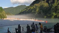 Na plaži ob idilični lokaciji sotočja Tolminke in Soče so obiskovalci 
festivala preživljali predvsem popoldneve.