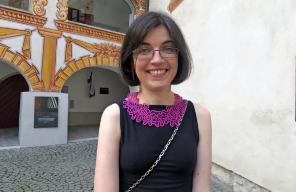 Tina Koder Grajzar je najbolj celovita in odmevna ustvarjalka 
idrijskih čipk. Njena razstava bo v grajski galeriji na ogled do konca 
avgusta.