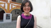 Tina Koder Grajzar je najbolj celovita in odmevna ustvarjalka 
idrijskih čipk. Njena razstava bo v grajski galeriji na ogled do konca 
avgusta.