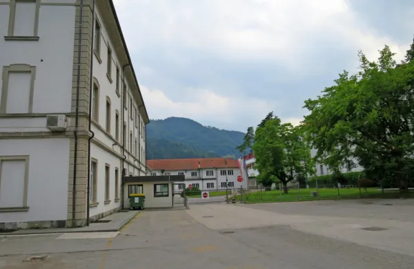 Na občini so prepričani, da velika  stavba  (levo) kot zdravstvena postaja ne bi motila proizvodnje. Podjetniki trdijo nasprotno in so proti 
preureditvi stavbe za  zdravstveni namen.