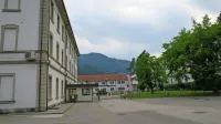 Na občini so prepričani, da velika  stavba  (levo) kot zdravstvena postaja ne bi motila proizvodnje. Podjetniki trdijo nasprotno in so proti 
preureditvi stavbe za  zdravstveni namen.
