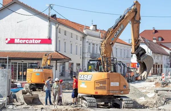 Pred Mercatorjem bodo po prenovi stojala za kolesa.