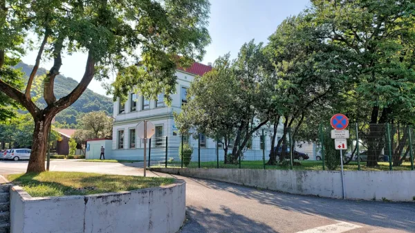 Starši otrok, razen vrtčevskih, ne bodo smeli pripeljati do šole, pač pa jih odložiti v bližini. S tem bosta 
razbremenjena  in za učence bolj varna Šolska ulica in parkirišče pred šolo. 