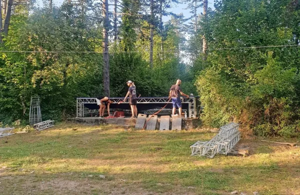 Ekipa Trnje festa med pripravo prizorišča v gozdičku nad Trnjem 
pri Pivki