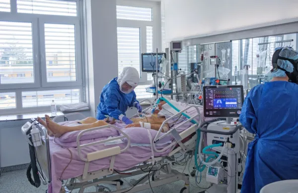  Ker je bilo  zaradi covida-19 v drugem valu epidemije delo v vseh 
bolnišnicah okrnjeno, kovidni oddelki pa prenatrpani, so zlom 
zdravstva pomagali reševati domovi ostarelih s svojimi rdečimi 
conami.  