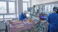  Ker je bilo  zaradi covida-19 v drugem valu epidemije delo v vseh 
bolnišnicah okrnjeno, kovidni oddelki pa prenatrpani, so zlom 
zdravstva pomagali reševati domovi ostarelih s svojimi rdečimi 
conami.  