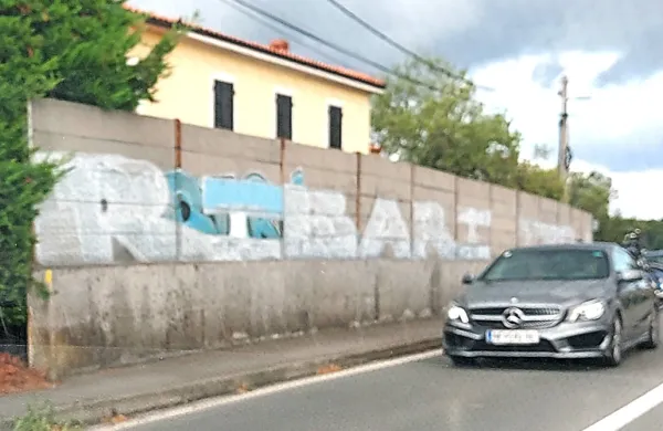 Na protihrupnem  zidu v bližini sedeža KS Jagodje-Dobrava so  
Ribari nameravali napisati svoje ime. Ker niso imeli dovoljenja, so 
jim policisti to onemogočili.     