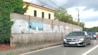 Na protihrupnem  zidu v bližini sedeža KS Jagodje-Dobrava so  
Ribari nameravali napisati svoje ime. Ker niso imeli dovoljenja, so 
jim policisti to onemogočili.     