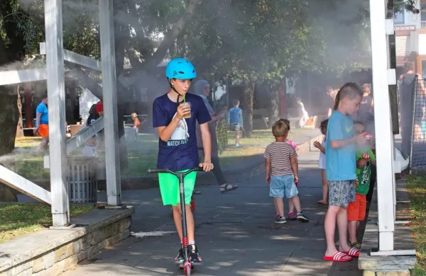 V dneh, ki so pred nami, bomo iskali različne načine osvežitve, 
senco in klimatizirane prostore. Spiti bomo morali dovolj tekočine, še zlasti nealkoholnih in negaziranih pijač.  