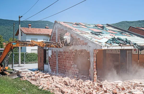 Včeraj so rušili dotrajan vrtec, kmalu bodo začeli graditi novega, ki 
bo večji in varčnejši. 