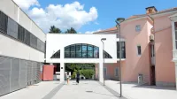 Nova stavba občine v Sežani (levo)  na eni strani oblikuje ulico, na drugi strani dvorišče - trg, ob glavni ulici vzpostavi mestno loggio, ki obenem nadkriva vhod v 
šaltersko dvorano,  most do  stare stavbe (na desni)   je obenem   portal vhoda v botanični park in hojnica iz stare v novo stavbo.  