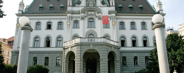 V deželnem  dvorcu v Ljubljani, zgrajenem leta  1902,  je  še danes 
sedež Univerze v Ljubljani.