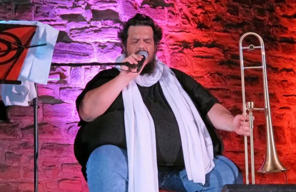 Kiki ni navdušil le s svojo pojočo pozavno, temeč v pesmi Mama 
tudi s svojim toplim in žametnim vokalom.