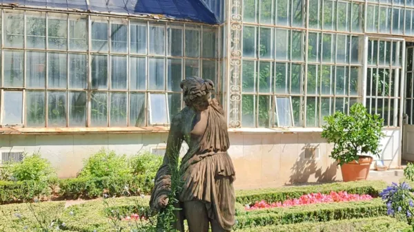 Vrtne  kamnite kipi v sežanskem botaničnem vrtu je načel zob časa, 
nekatere so poškodovali tudi vandali.