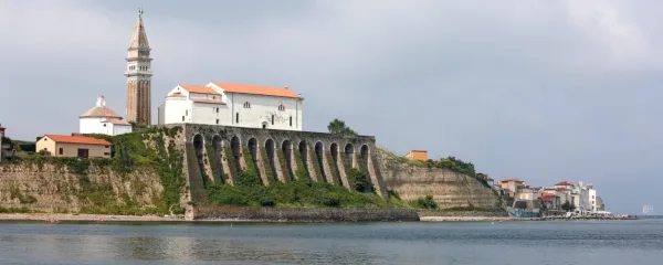Cerkve vse bolj samevajo, manj je duhovnikov, redovnic in 
redovnikov.