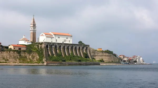 Cerkve vse bolj samevajo, manj je duhovnikov, redovnic in 
redovnikov.