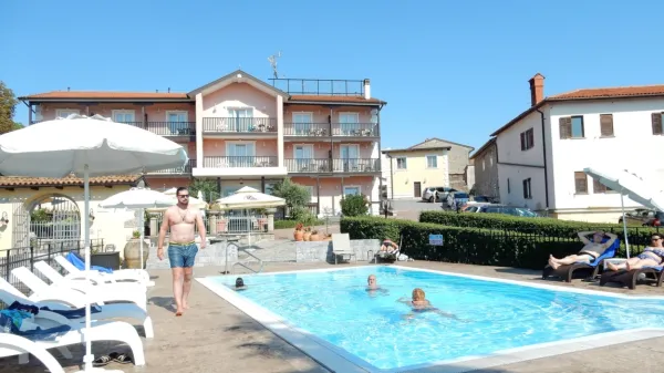 “Vedno sva hodila mimo Krasa na morje, letos pa sva se odločila, da bova dopust preživela tu, v Danah. Vsak dan kam greva - v Izolo, 
po Krasu, danes k vinarju Pipanu v Križ,” je  včeraj v  bazenu hotela Grahor zadovoljno pripovedoval par iz Maribora. 