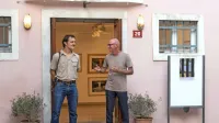 Utrinek z odprtja razstave Grafični svet Mihe Eriča (levo) v galeriji 
Insula. 