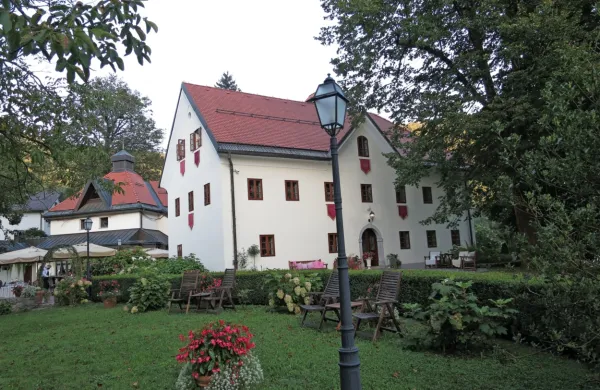 Butični Kendov dvorec, del verige Relais & Chateaux, ki si je 
končno utrl pot med turiste, potrebuje le še nekoliko bolj turistom 
naklonjeno in opremljeno okolje. 