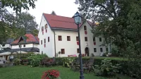 Butični Kendov dvorec, del verige Relais & Chateaux, ki si je 
končno utrl pot med turiste, potrebuje le še nekoliko bolj turistom 
naklonjeno in opremljeno okolje. 