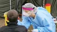 Obrtno-podjetniška zbornica Slovenije poziva vlado naj, podobno 
kot v izobraževanju, stroške testiranja zaposlenih zato, da lahko 
delajo, še naprej plačuje država. 