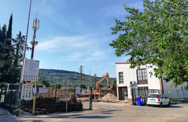 Po obnovi in dograditvi bo  izolska postaja  spet razdelilna transformatorska;  transformatorskih je več, razdelilna  bo ena sama.