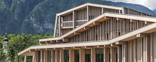 Hotel Bohinj se je s prenovo polegel v prelepo bohinjsko pokrajino 
skorajda kot nov drevesni nasad, iz katerega se odpirajo pogledi 
na jezero, cerkev ter okoliške hribe in gore.