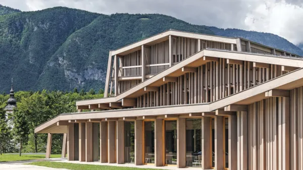 Hotel Bohinj se je s prenovo polegel v prelepo bohinjsko pokrajino 
skorajda kot nov drevesni nasad, iz katerega se odpirajo pogledi 
na jezero, cerkev ter okoliške hribe in gore.