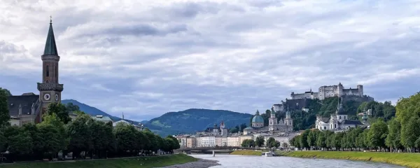 Salzburg, mesto ob reki Salzach, je zraslo na večstoletnem pridobivanju soli in zlata iz rudnikov v okoliških dolinah.