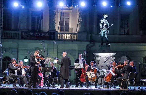Nastop orkestra I solisti Veneti pred petimi leti ob 120. obletnici 
odkritja Tartinijevega spomenika