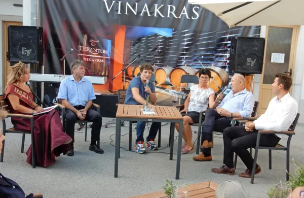 Na tretjem dogodku, posvečenem mesecu terana in pršuta, so o 
teranu spregovorili (z leve): kraljica terana Nuša Živec, predsednik 
Društva vinogradnikov in vinarjev Krasa David Štok, voditelj Žan 
Papič, specialistka za vinogradništvo Majda Brdnik, enolog Miran 
Friderik Vodopivec in enolog v Vinakrasu Luka Pangos.