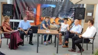 Na tretjem dogodku, posvečenem mesecu terana in pršuta, so o 
teranu spregovorili (z leve): kraljica terana Nuša Živec, predsednik 
Društva vinogradnikov in vinarjev Krasa David Štok, voditelj Žan 
Papič, specialistka za vinogradništvo Majda Brdnik, enolog Miran 
Friderik Vodopivec in enolog v Vinakrasu Luka Pangos.