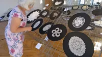 Tradicionalne, tu in tam malenkostno posodobljene čipke, na 
razstavi Prepletanje spominov v idrijski čipki.