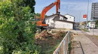 Drevesi so požagali. Stanovalci so ogorčeni, na občini pa odgovarjajo, da ni šlo drugače. 