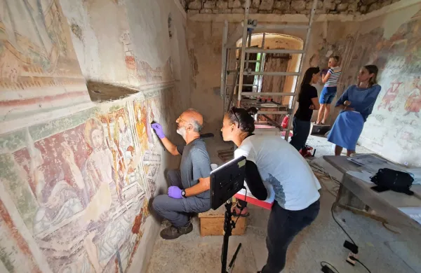 Docent na švicarski akademiji Albero Felici ugotavlja, da so 
poslikave v cerkvici sv. Helene v še kar dobrem stanju, četudi so 
bile v preteklosti neprimerno obnovljene.  