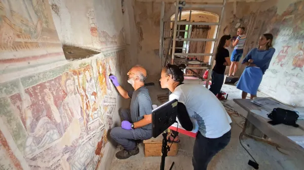 Docent na švicarski akademiji Albero Felici ugotavlja, da so 
poslikave v cerkvici sv. Helene v še kar dobrem stanju, četudi so 
bile v preteklosti neprimerno obnovljene.  