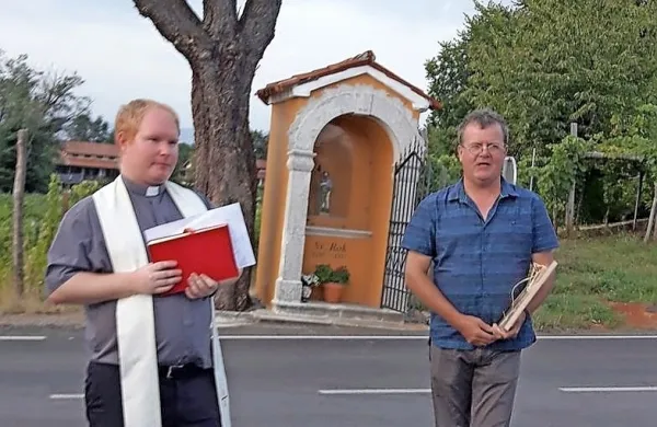 Kapelico sv. Roka je obnovil Srečko Rože (desno) iz Lokve, rojen v 
bližnjih Krepljah, blagoslovil pa dutovski župnik Gašper Lipušček.