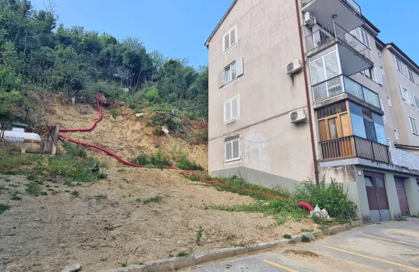 Široka drenažna cev odvaja meteorne vode s pobočja za stolpiči na 
Cesti na Markovec.