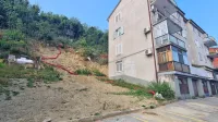 Široka drenažna cev odvaja meteorne vode s pobočja za stolpiči na 
Cesti na Markovec.