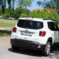 Sprednja kolesa poganja zmogljiv bencinski turbo motor, zadnji par koles pa električni motor. Foto: Artur Švarc