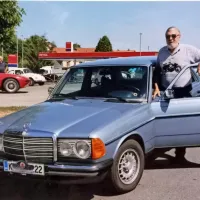 Tomšič s svojim skoraj pol stoletja starim mercedesom.
