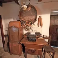 V zbirki se najdejo tudi zanimivi  stari kosi pohištva, kot je denimo 
sef.