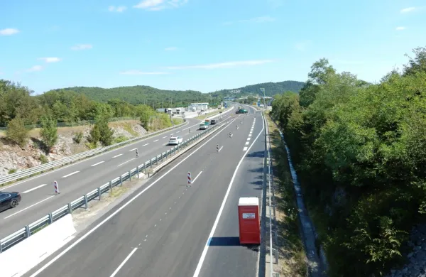 Vozniki, ki vstopijo v Slovenijo pri Fernetičih, lahko pridejo v Sežano le po avtocesti. Prva možnost dostopa do navadne ceste  je čez bencinski 
servis (na fotografiji desno), druga  dvesto metrov naprej, na izvozu Sežana-zahod. A za oboje morajo imeti vinjeto, trdijo na Darsu..