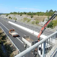 Včeraj so delavci obnavljali odsek med mejnim prehodom Fernetiči in nadvozom