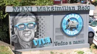 Pokojnemu Maksiju posvečena poslikava trafo postaje v izolski 
Oktobrski ulici je delo Tineta Dekortija, sicer mojstra tetovaž iz 
studia Mortis.